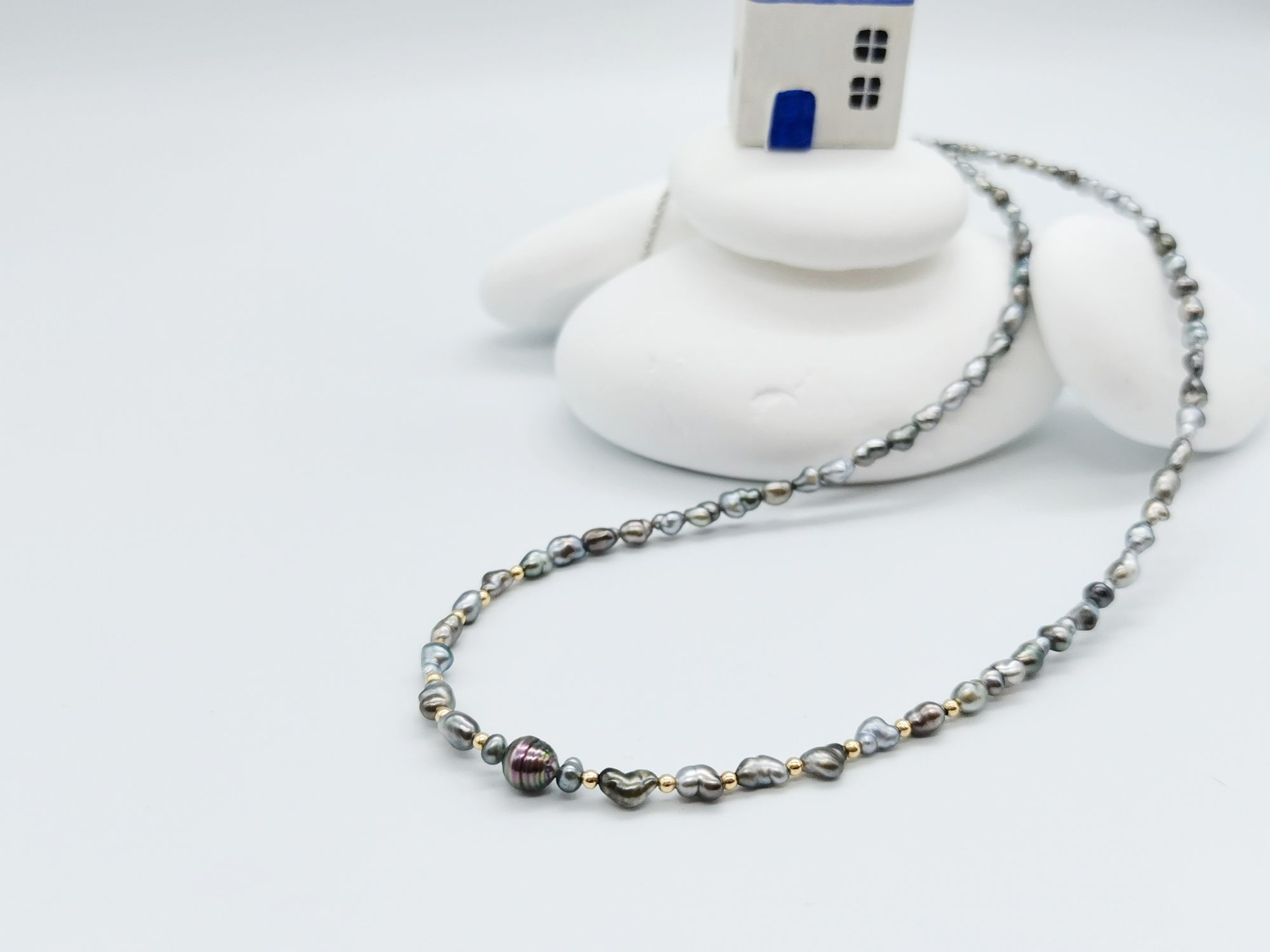 SIDE VIEW OF HEART PEARL NECKLACE WITH GOLD BEADS
