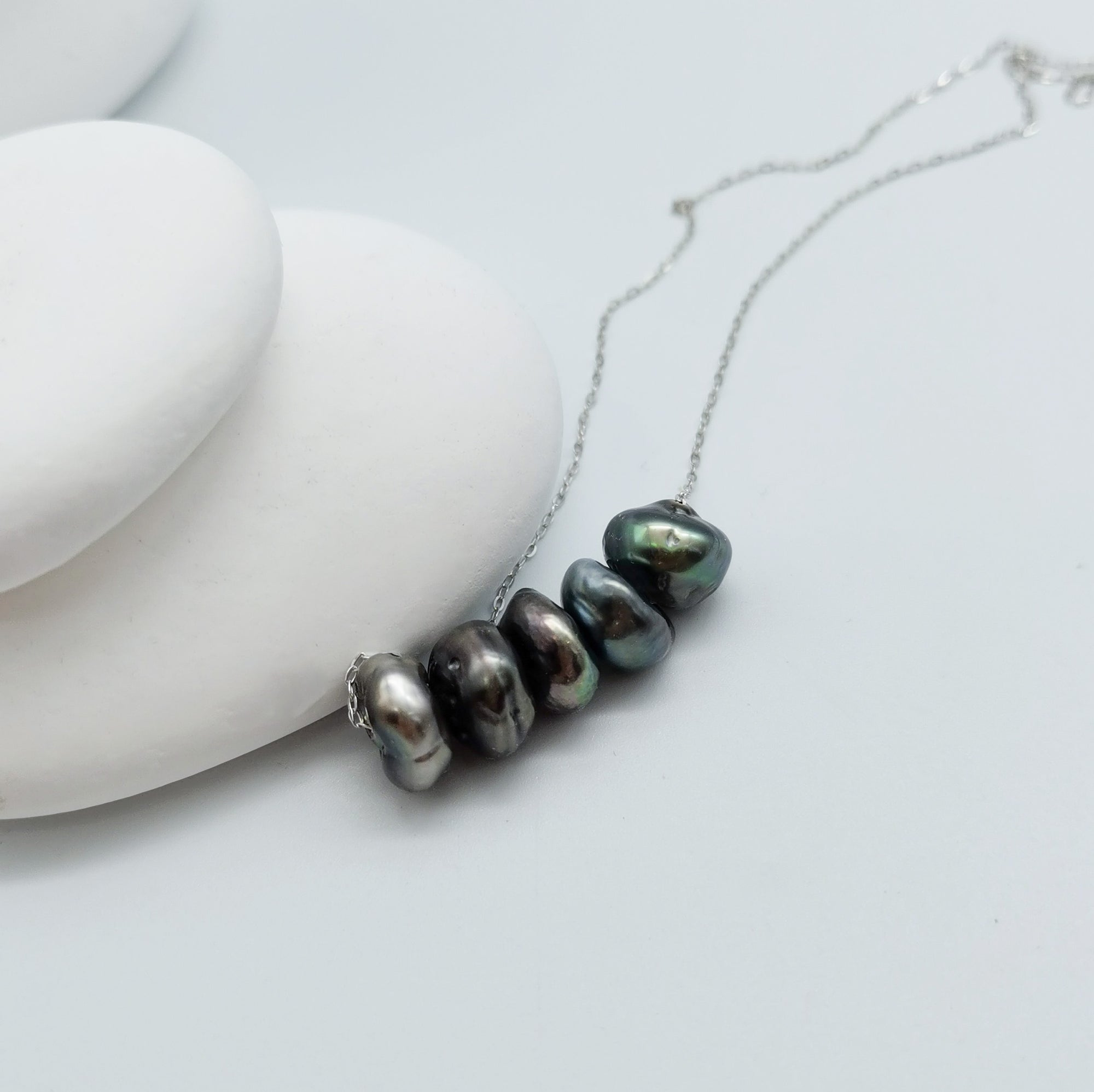 Large Tahitian Keshi 5-pearl floating necklace 10.5-11.5mm iridescent pearls 925 sterling silver slider chain white styling