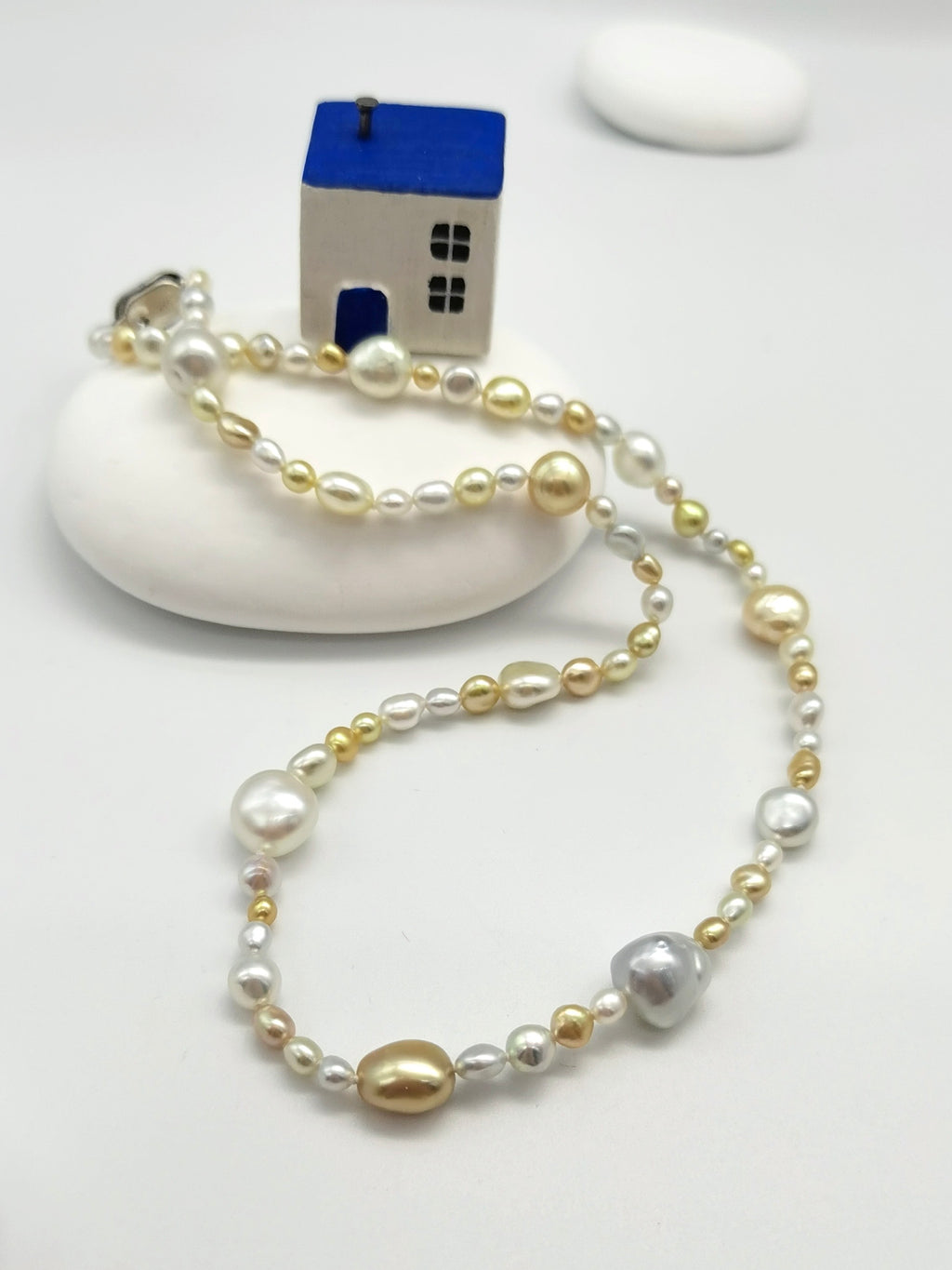 South Sea gold and white keshi pearl rivière necklace showing classic alternating pattern, 44cm length with high lustre pearls