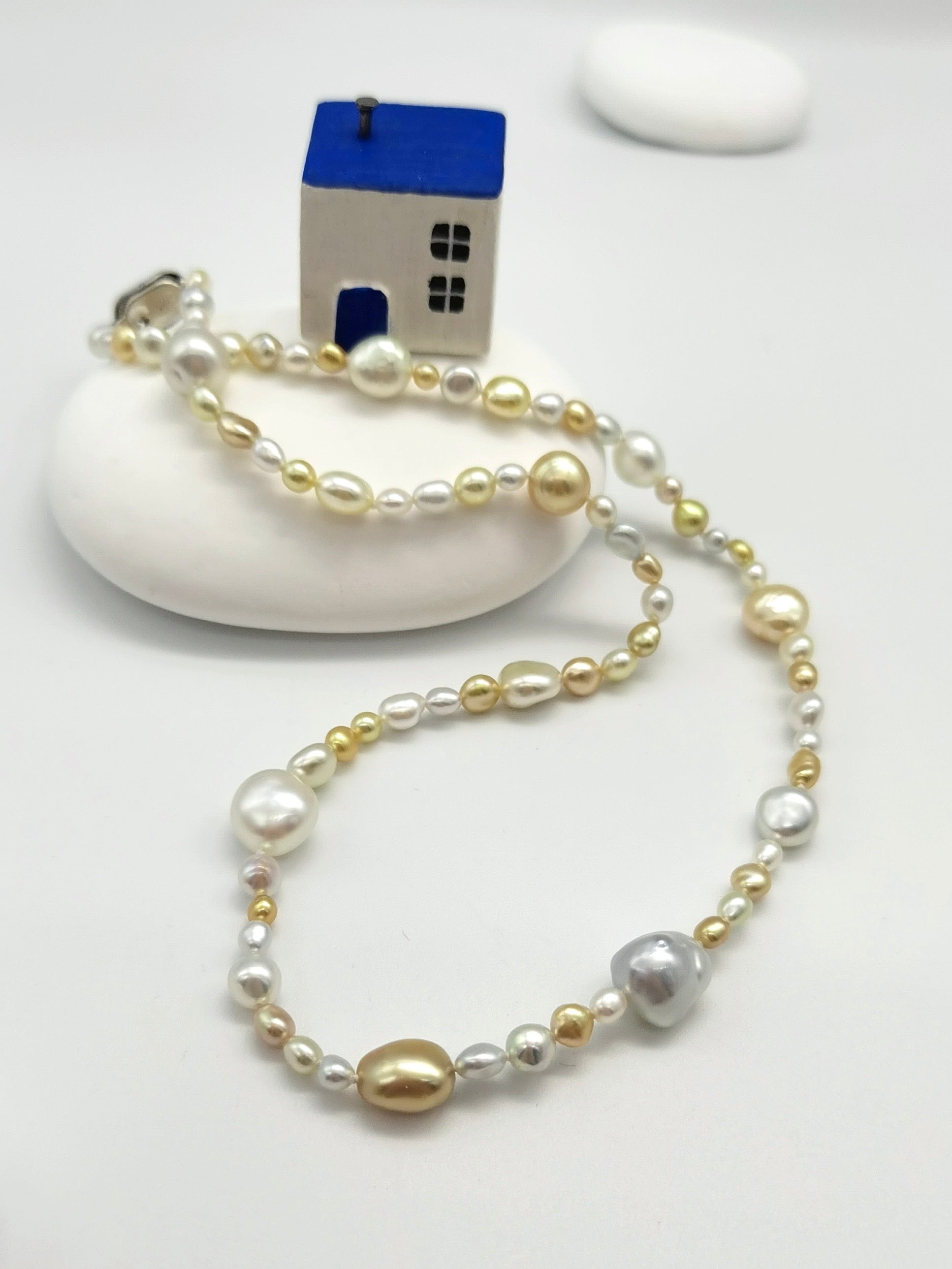 South Sea gold and white keshi pearl rivière necklace showing classic alternating pattern, 44cm length with high lustre pearls