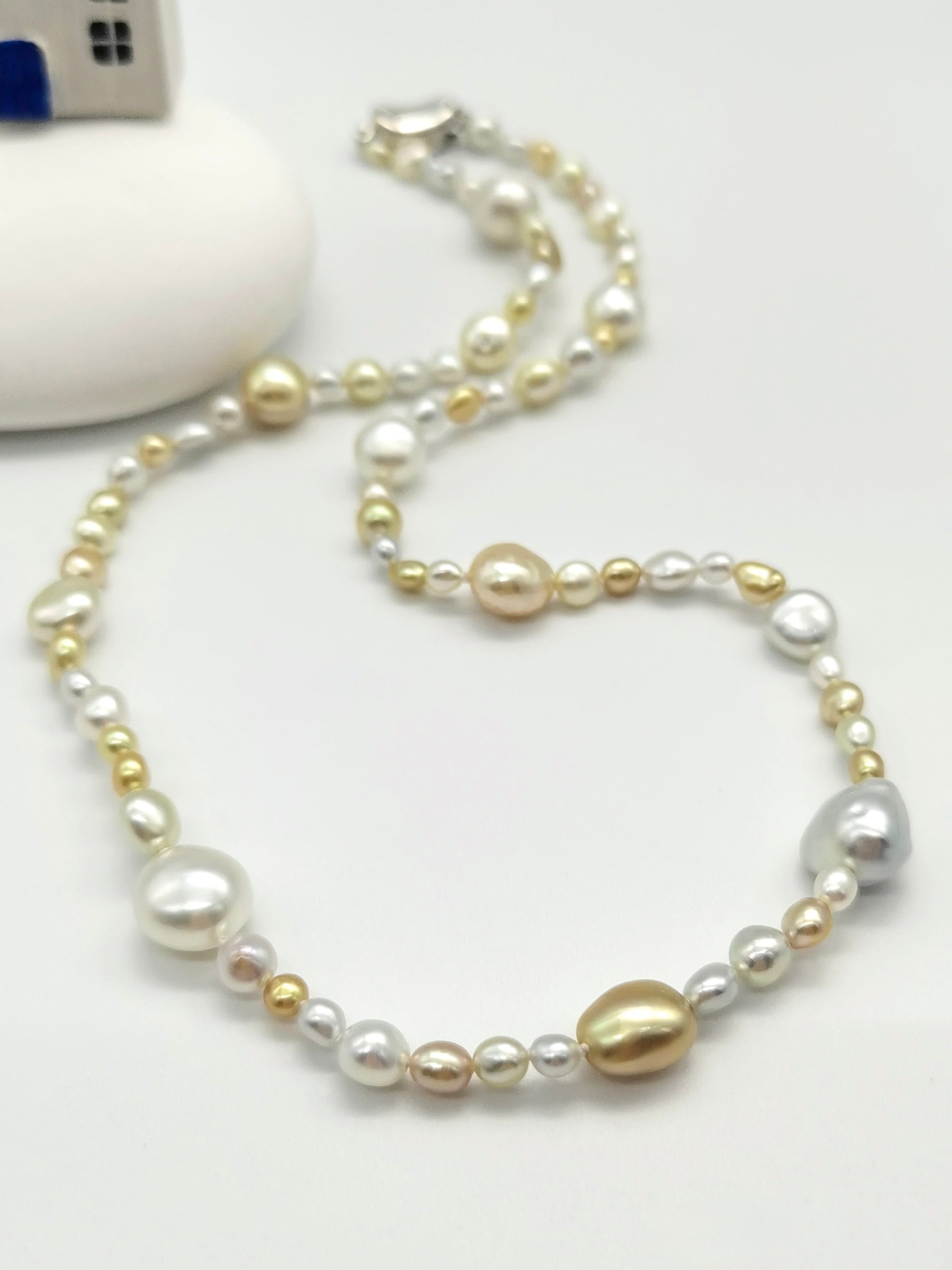 Full length view of 44cm South Sea keshi pearl necklace displaying gold and white pearl alternating pattern with sterling silver clasp