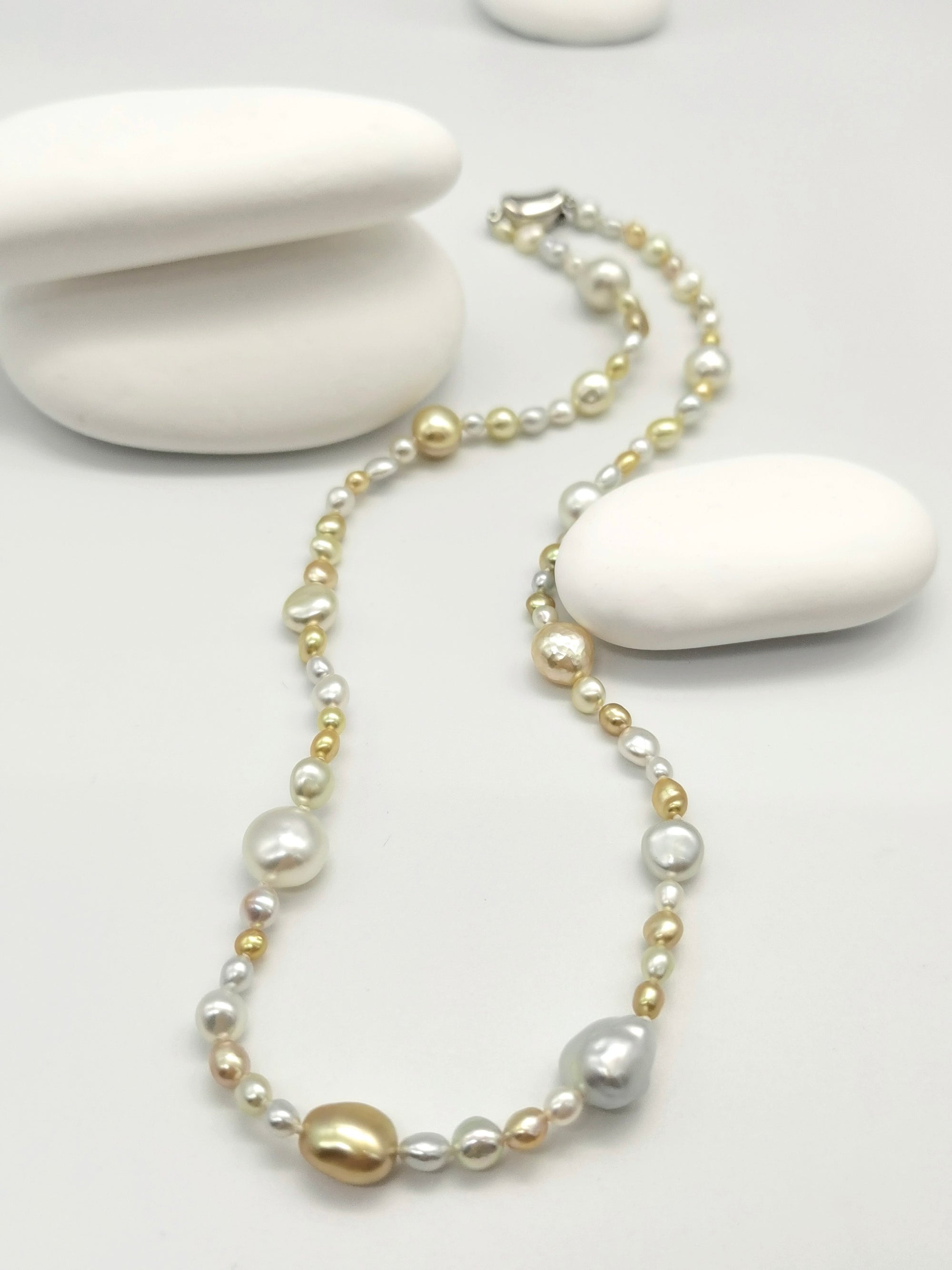 Detailed view of South Sea gold and white keshi pearl rivière necklace showing high lustre quality and natural pearl variations