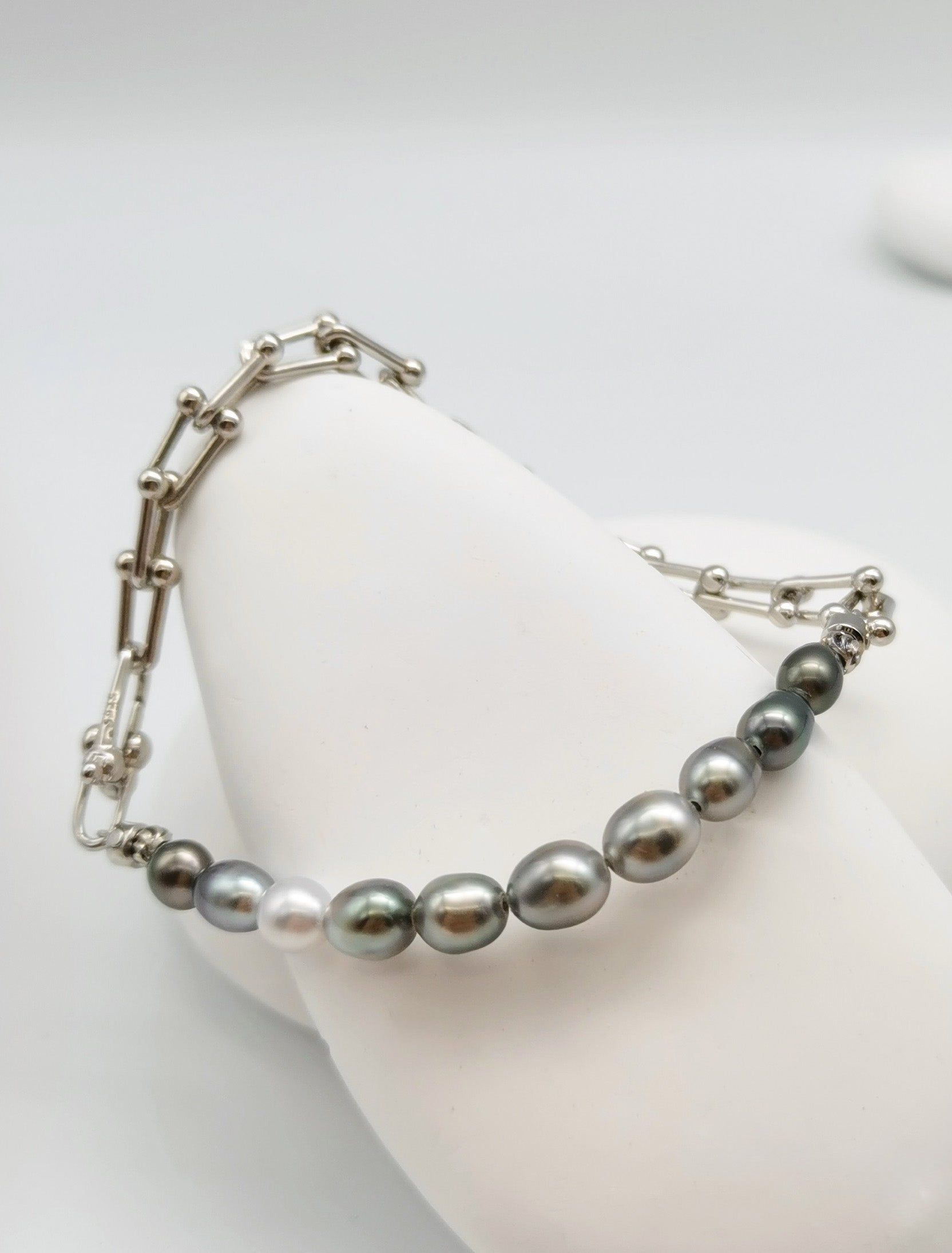 Full view of 18cm Tahitian keshi pearl bracelet displaying horseshoe-shaped gauge links and pearl arrangement