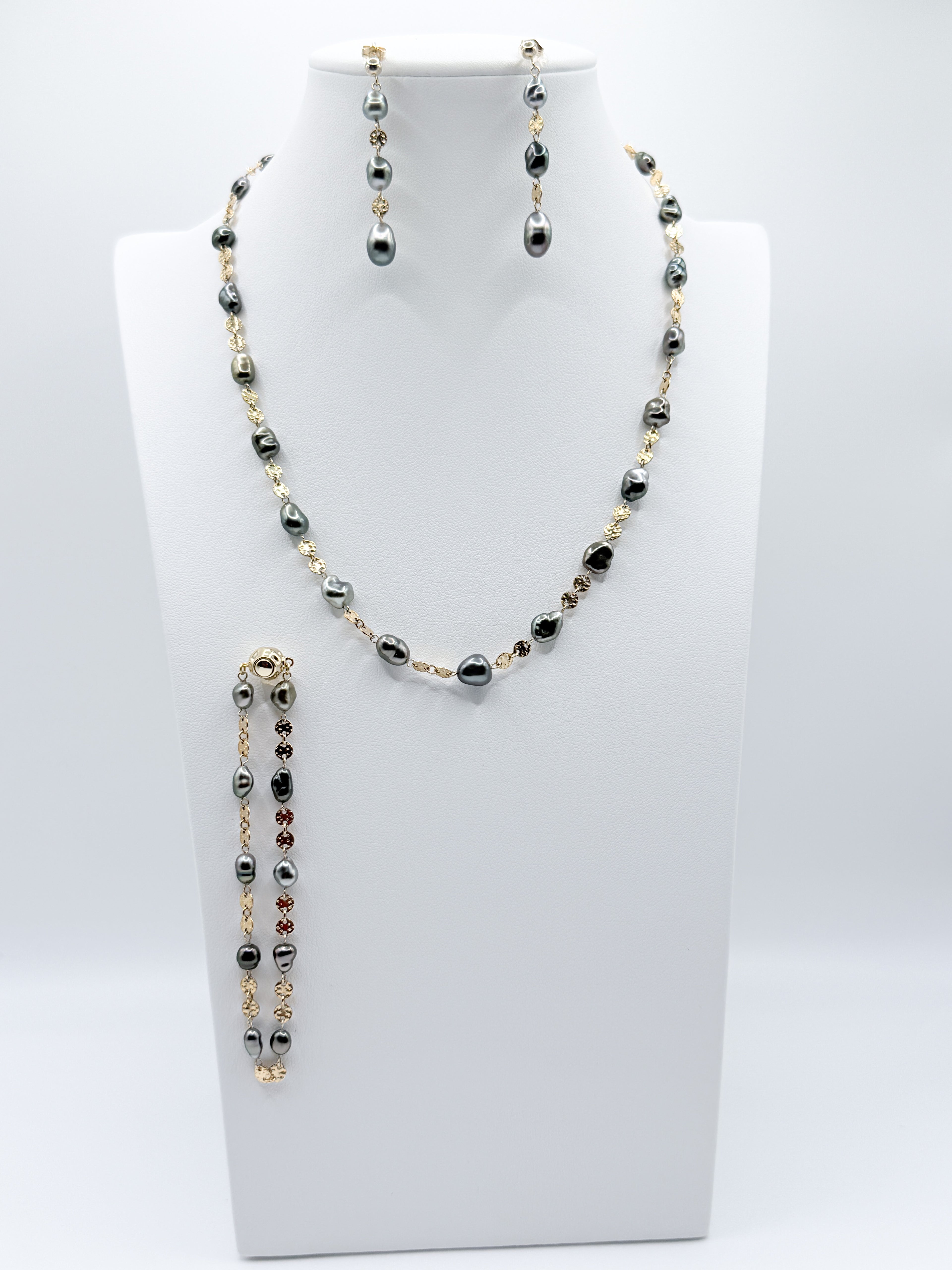 Full jewellery set with Tahitian Keshi pearl necklace, bracelet, and earrings displayed on white bust
