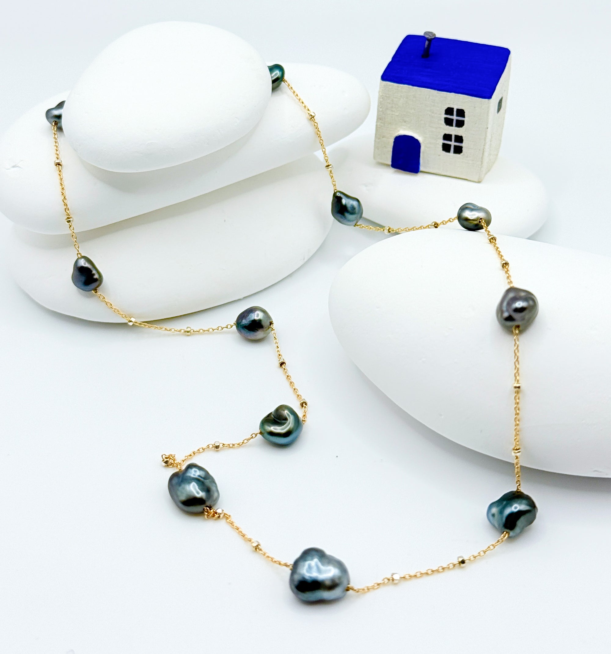 Tahitian Keshi pearl station necklace 14K gold filled chain 44cm blue overtone pearls white styling