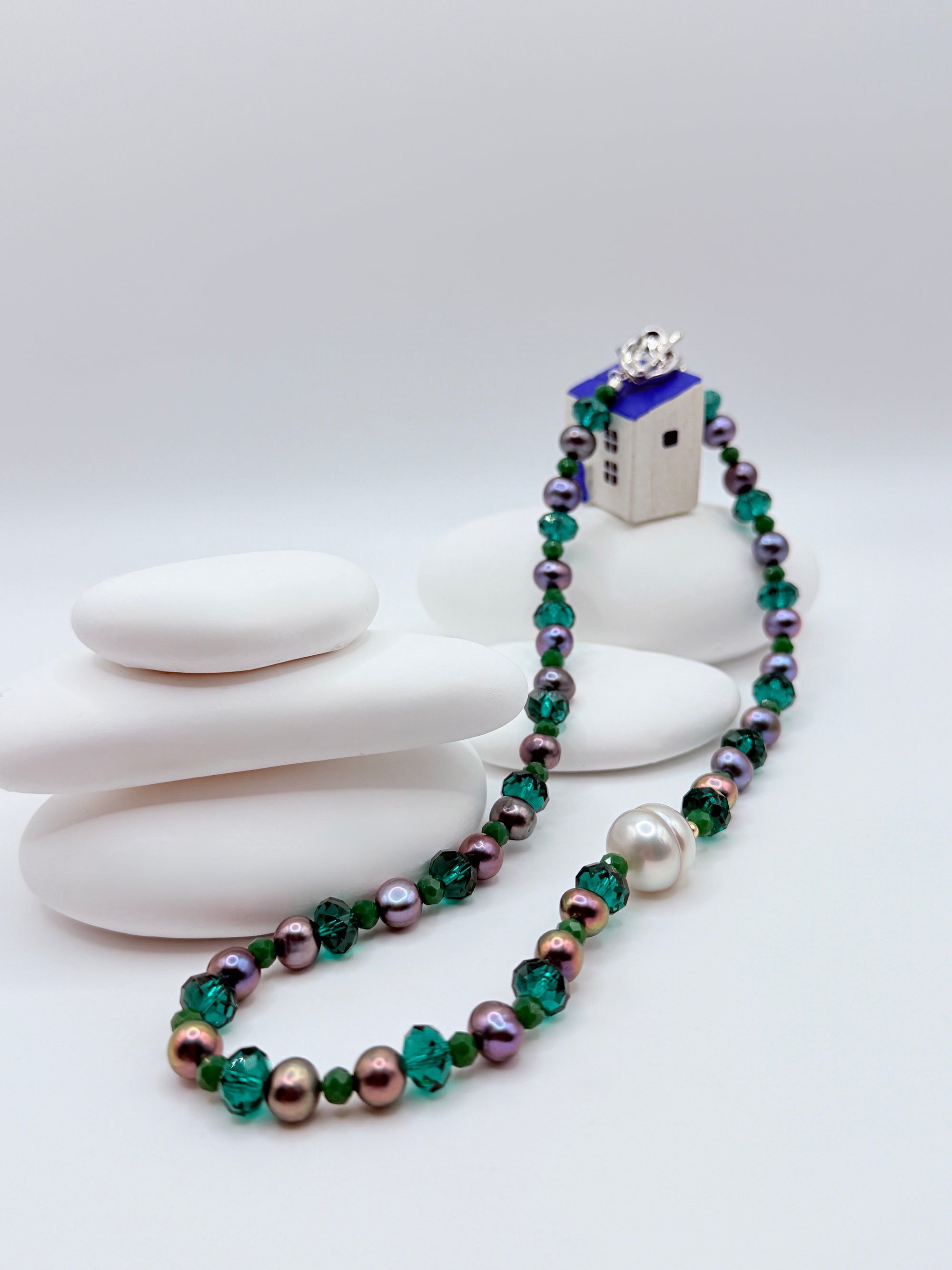White South Sea baroque pearl choker with purple freshwater pearls and emerald crystal beads, 40cm choker length with modern toggle clasp
