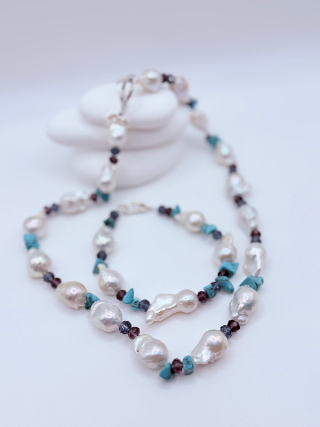 Matching baroque pearl bracelet 20cm length with 5 white freshwater pearls and coordinating crystal glass beads