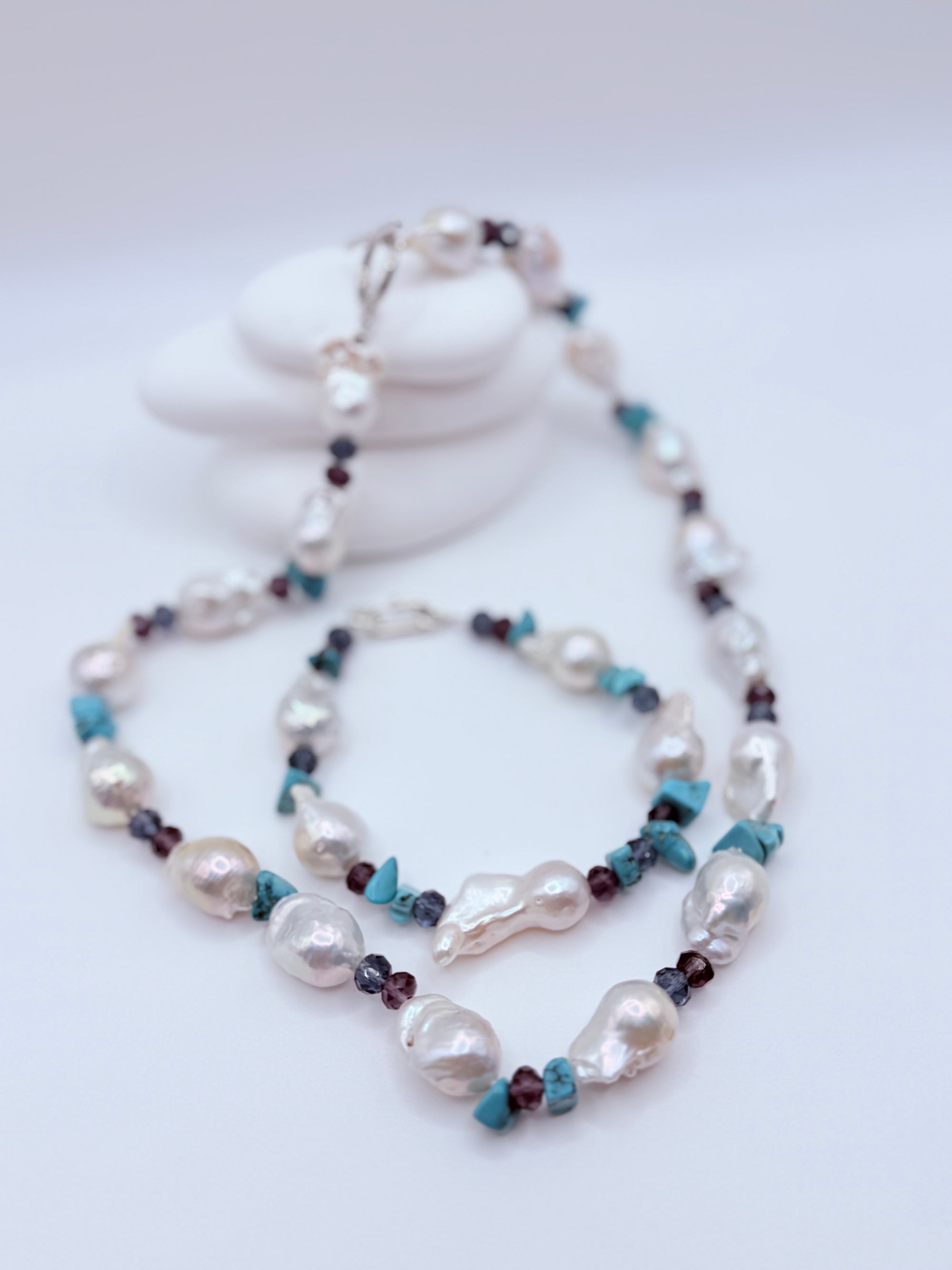 Matching baroque pearl bracelet 20cm length with 5 white freshwater pearls and coordinating crystal glass beads