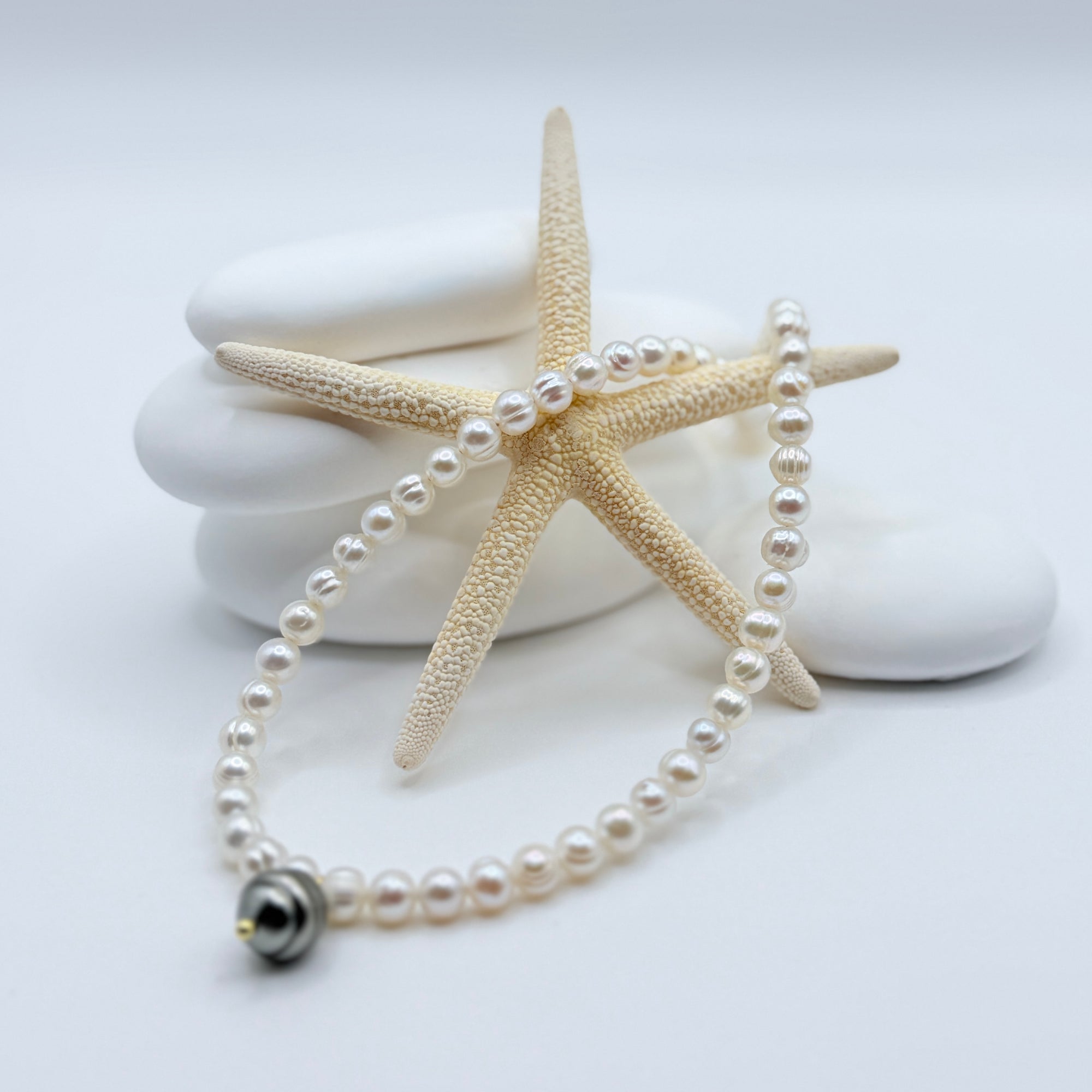 Full necklace layout displaying 45cm length with Tahitian charm centrepiece and white freshwater circled pearls with starfish styling