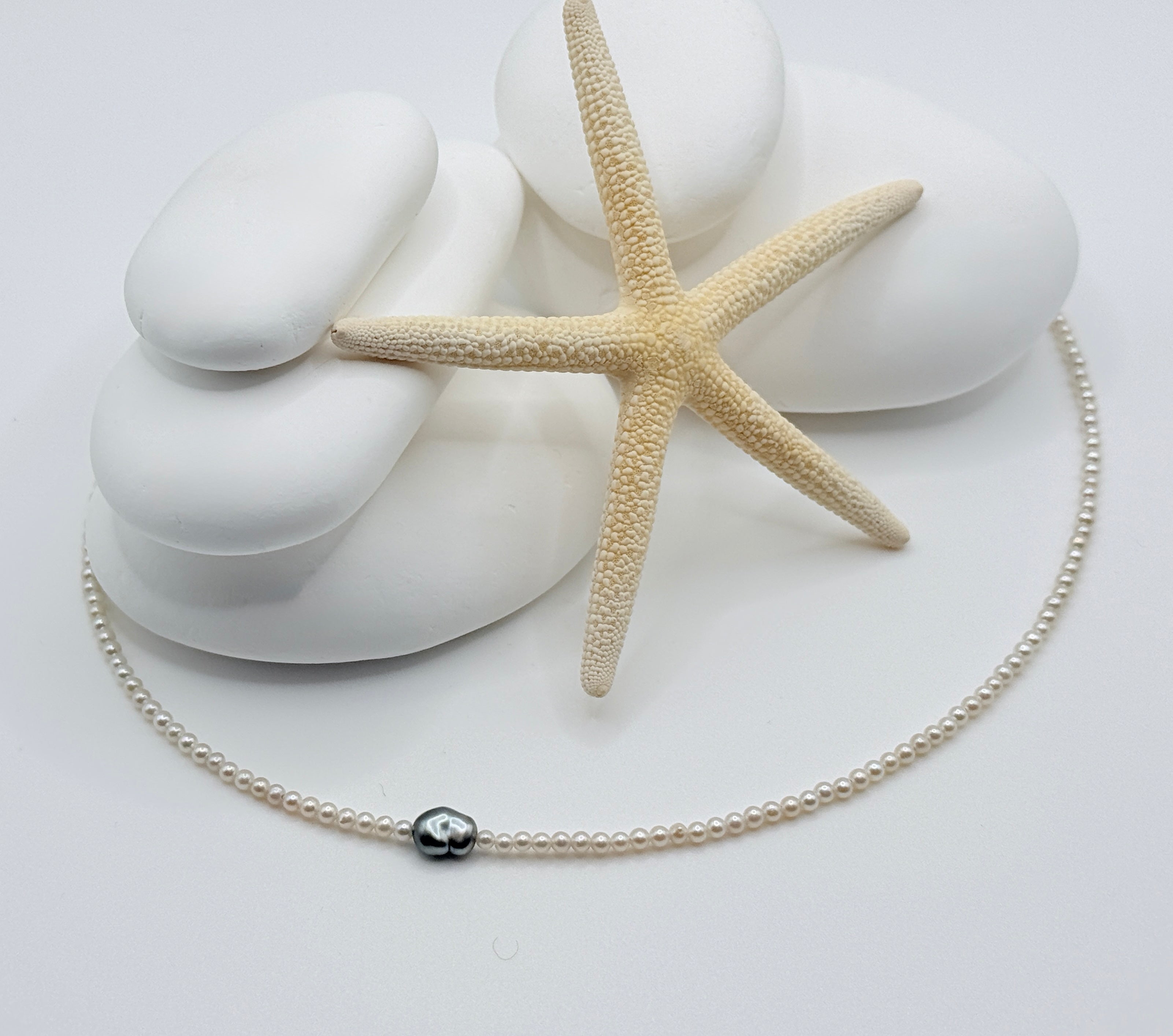 42cm white seed pearl choker necklace featuring 7x6mm heart-shaped Tahitian keshi pendant on white shells