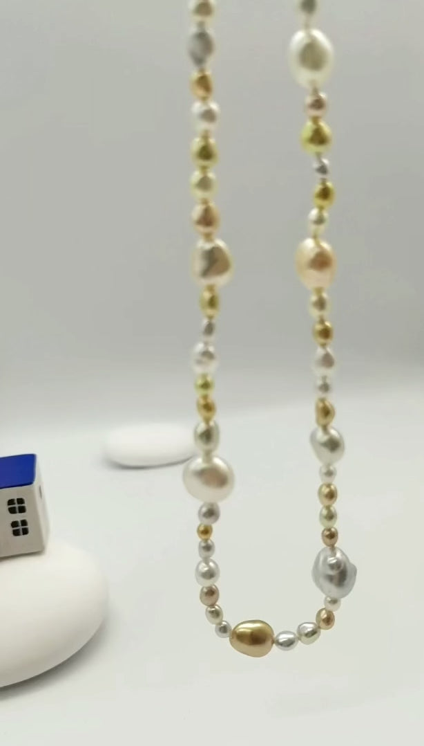 Video showing movement and lustre of South Sea gold and white keshi pearl rivière necklace with classic repeating pattern
