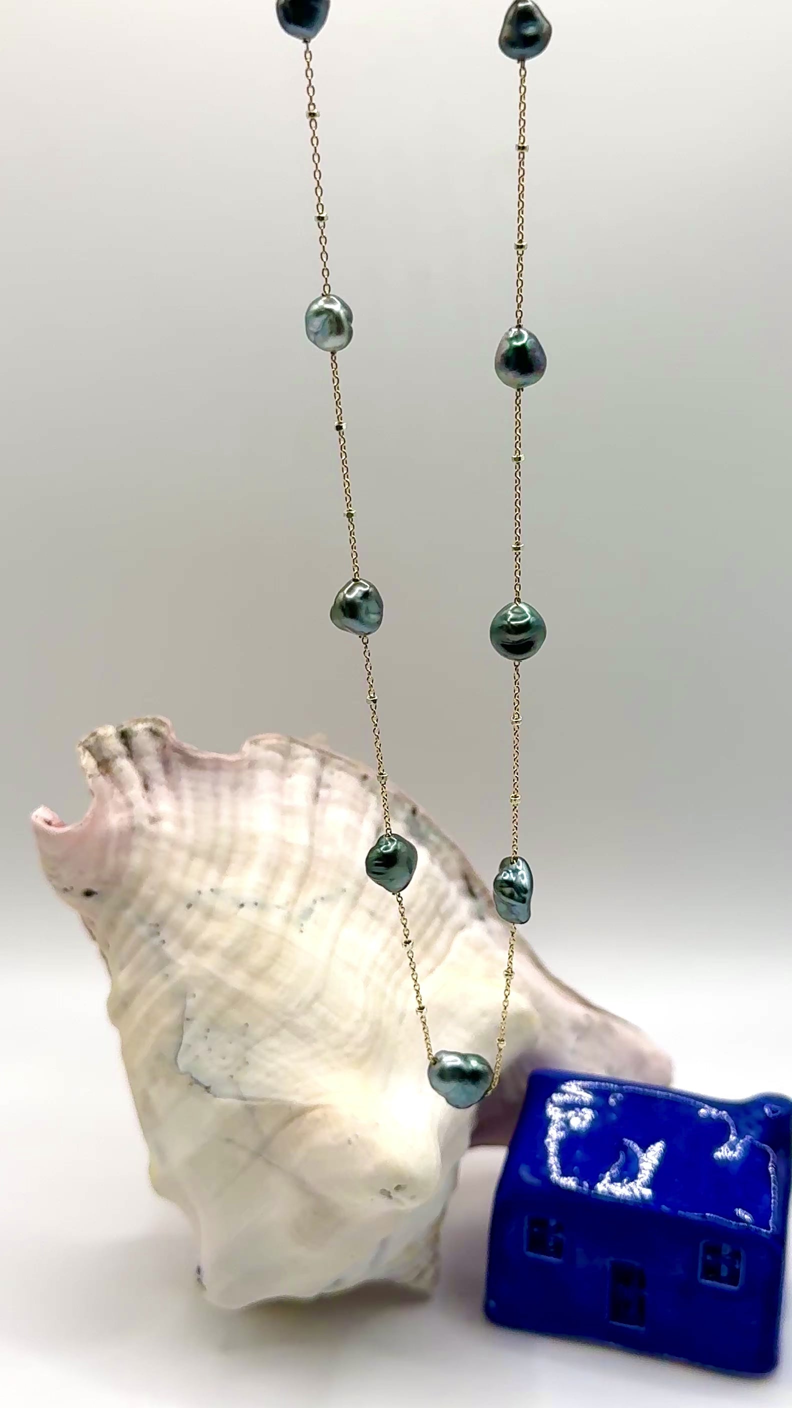 Video of Tahitian Keshi pearl suspended in the air showing natural movements