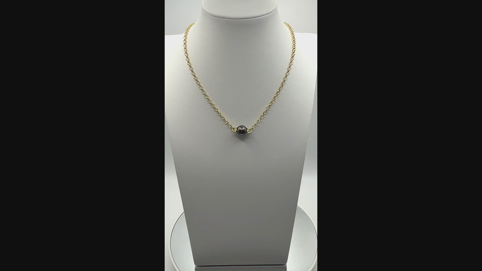 Video of Tahitian baroque pearl necklace with gold-plated 925 chain, showing floating design and pearl movement.
