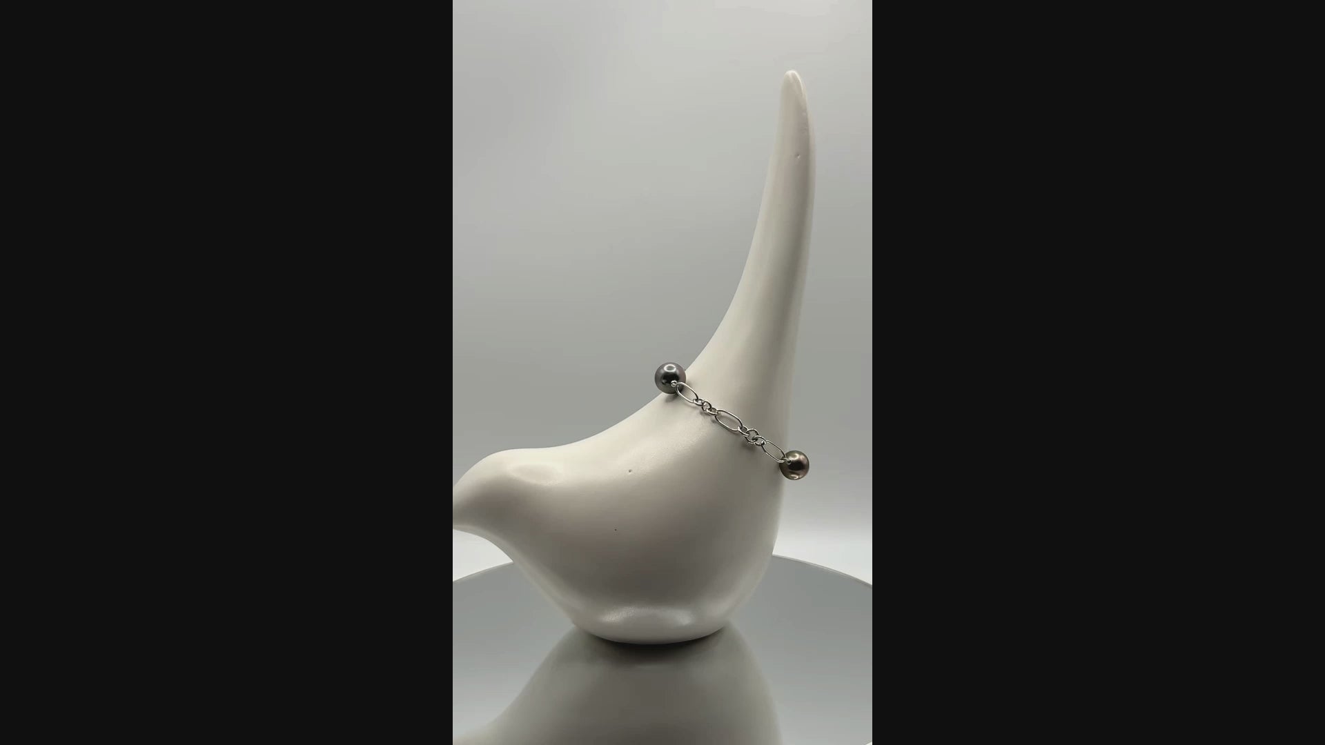 Video of Tahitian baroque pearl bracelet with three pearls on Figaro chain, showing lustre and chain movement.