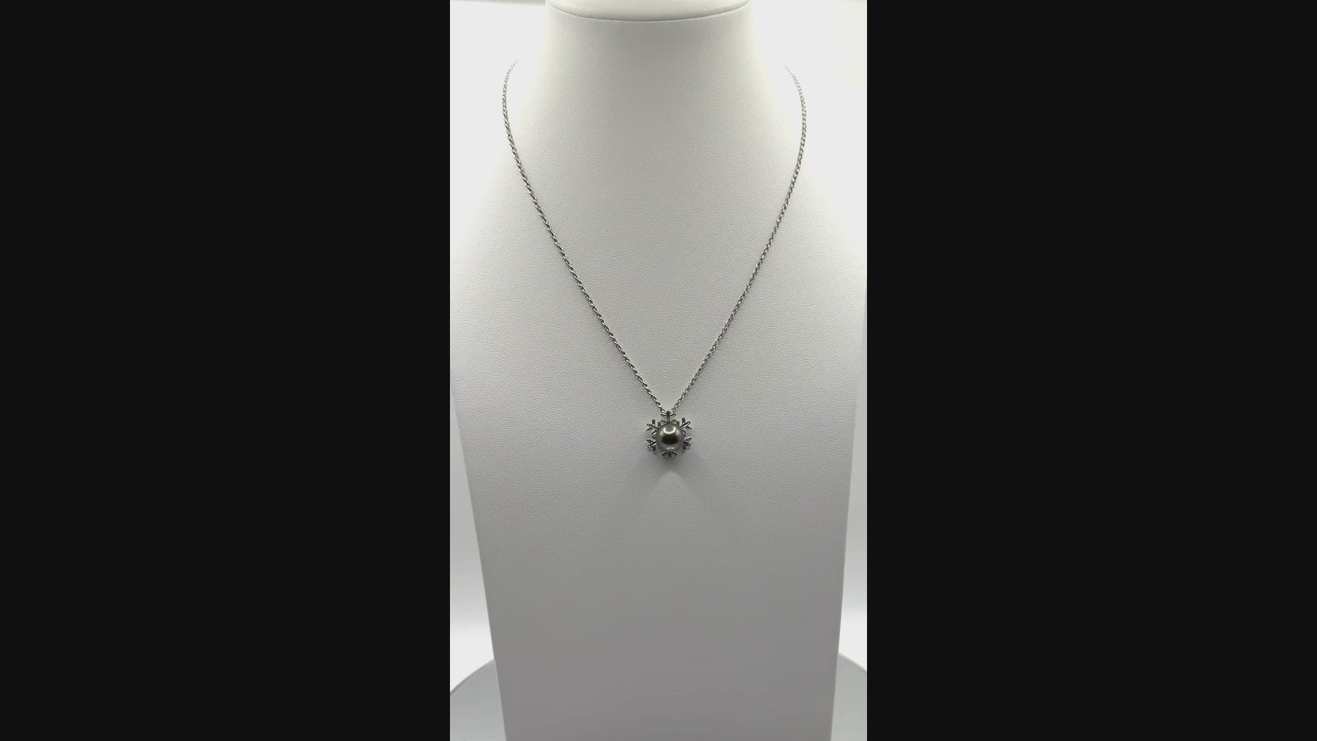 360° video showcasing the snowflake pendant with platinum Tahitian pearl, rotating to reveal lustre, orient, and silver chain movement.