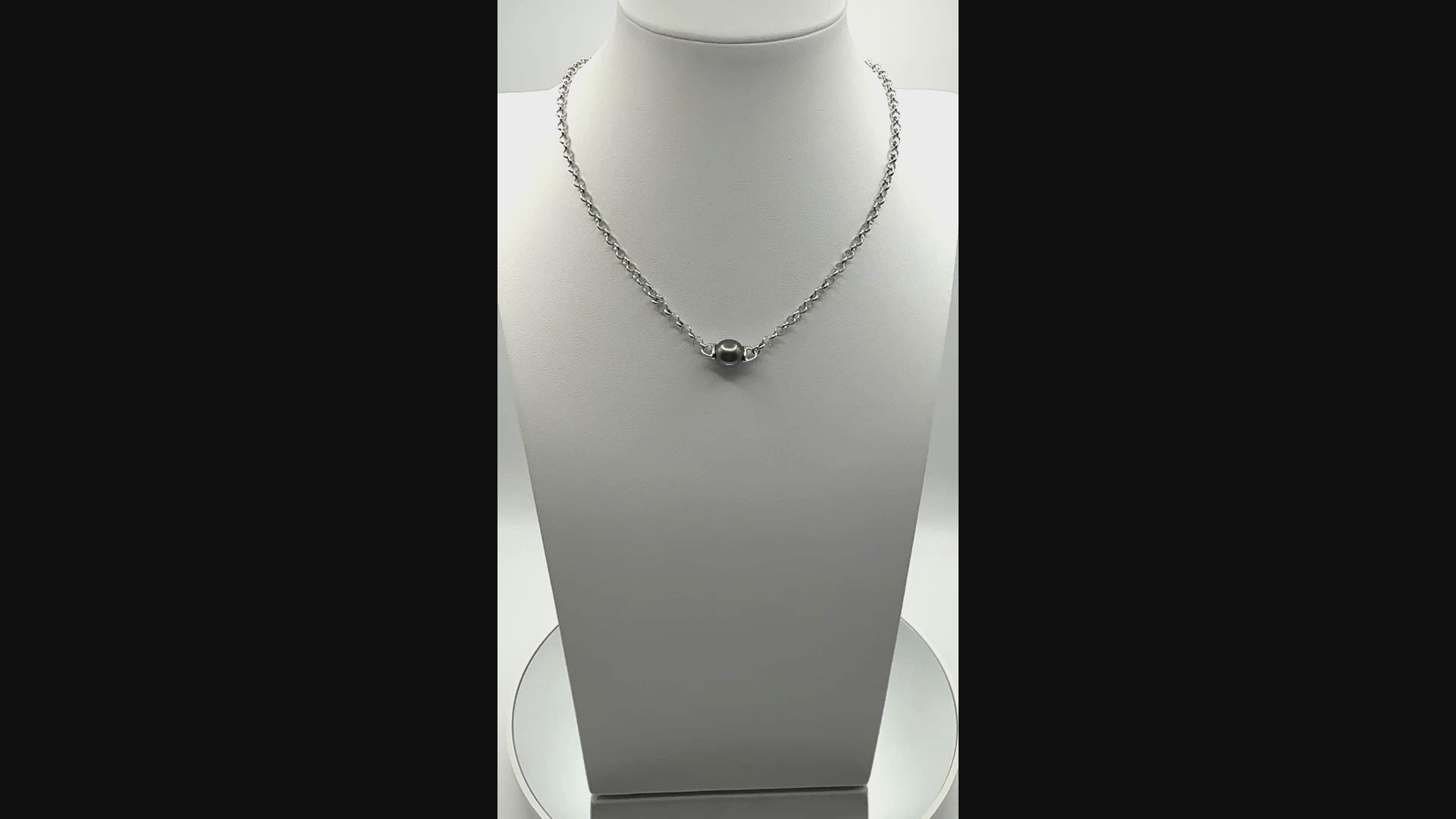 Video of Tahitian baroque pearl pendant necklace with 925 silver chain, showing floating movement and natural lustre.